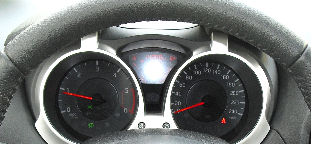 Nissan Juke: Blick durch den Lenkradkranz auf die Rundinstrumentierung. 