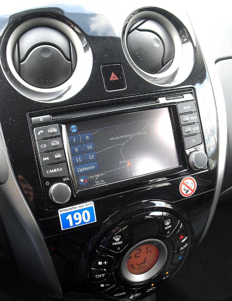 Nissan Note: Blick auf den mittleren Armaturenträger. 