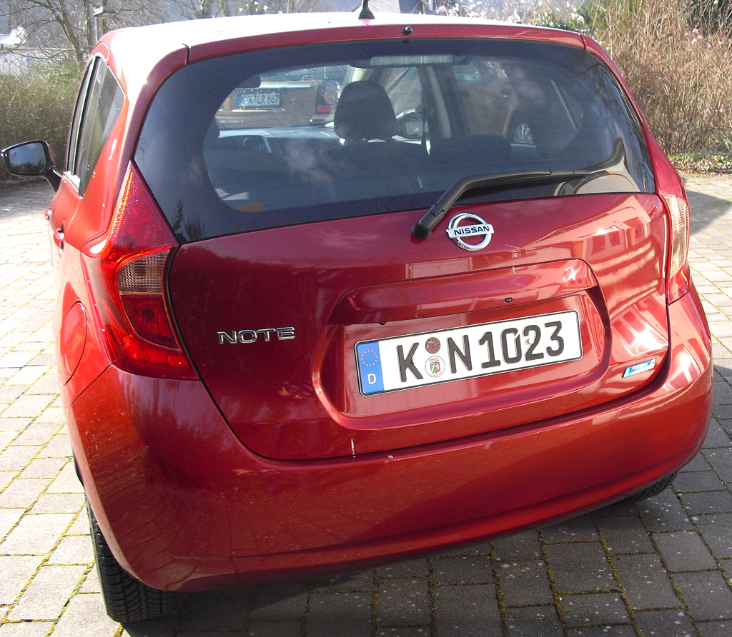 Nissan Note: Blick auf die Heckpartie. 
