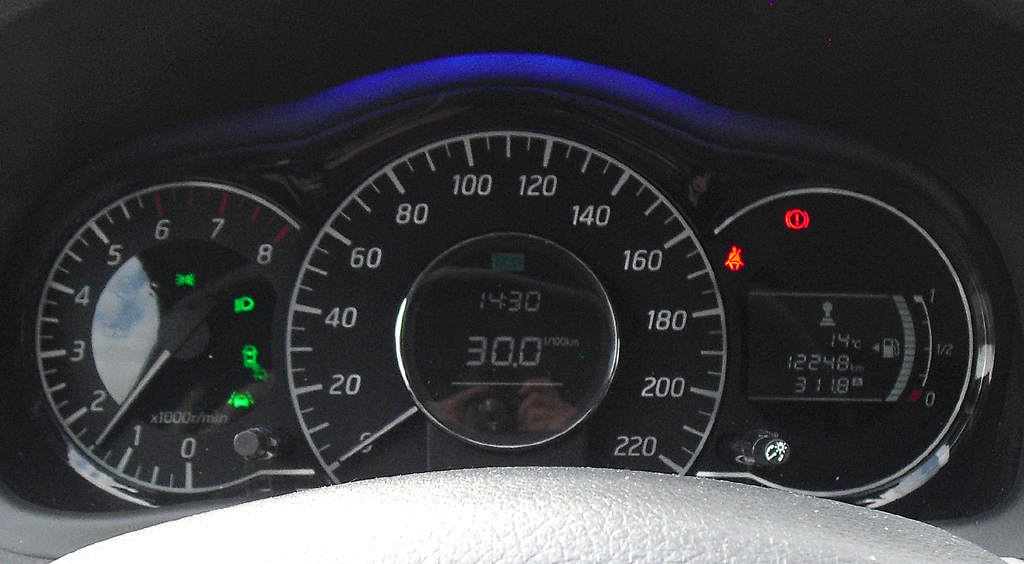 Nissan Note: Blick durch den Lenkradkranz auf die Rundinstrumentierung. 