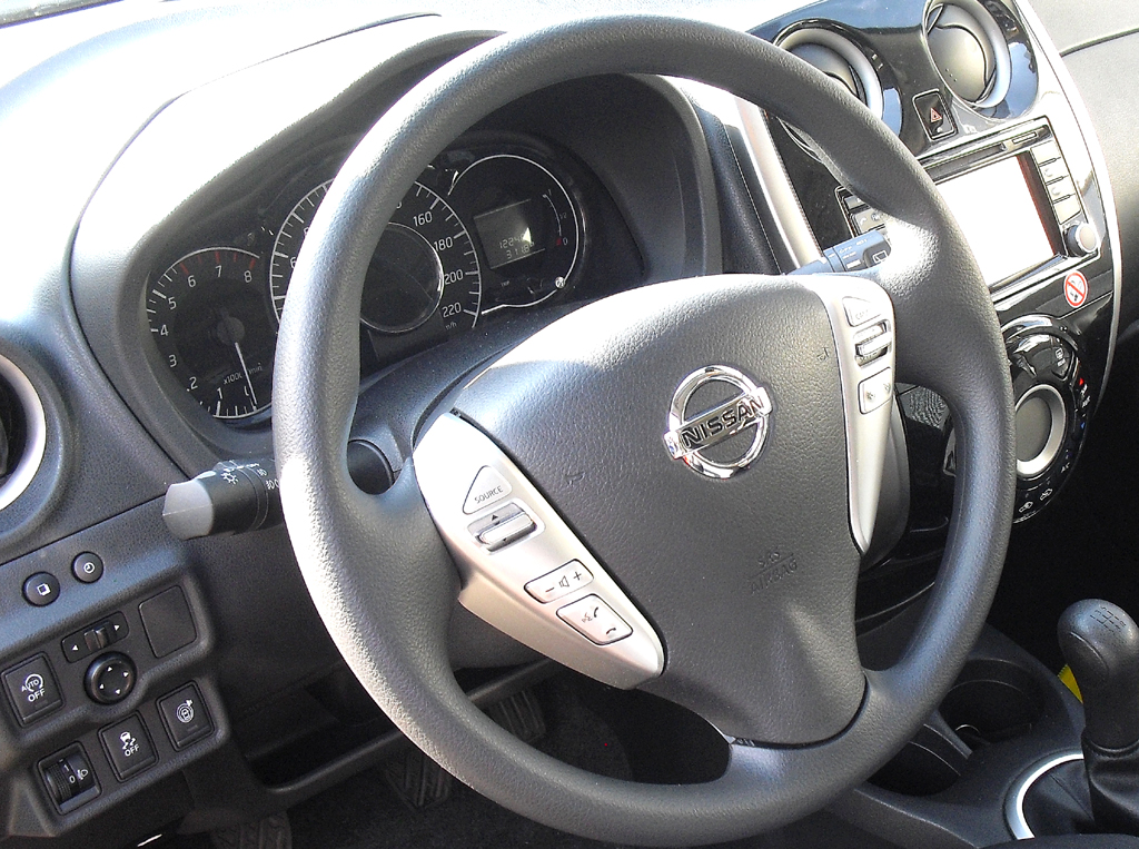 Nissan Note: Blick ins recht übersichtlich gestaltete Cockpit. 