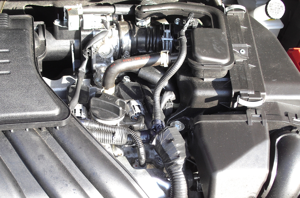 Nissan Note: Blick unter die Haube auf den 1,2-Liter-Dreizylinder. 