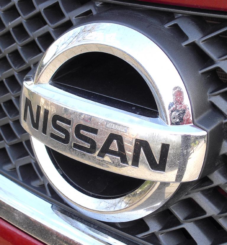 Nissan Note: Das Markenlogo sitzt vorn mittig im Kühlergrill. 