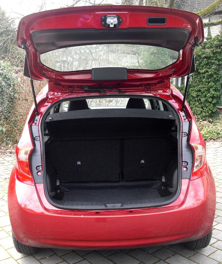 Nissan Note: Ins Gepäckabteil passen 325 bis 2012 Liter hinein. 