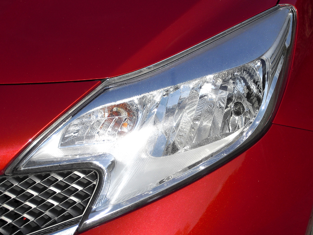 Nissan Note: Moderne Leuchteinheit vorn. 