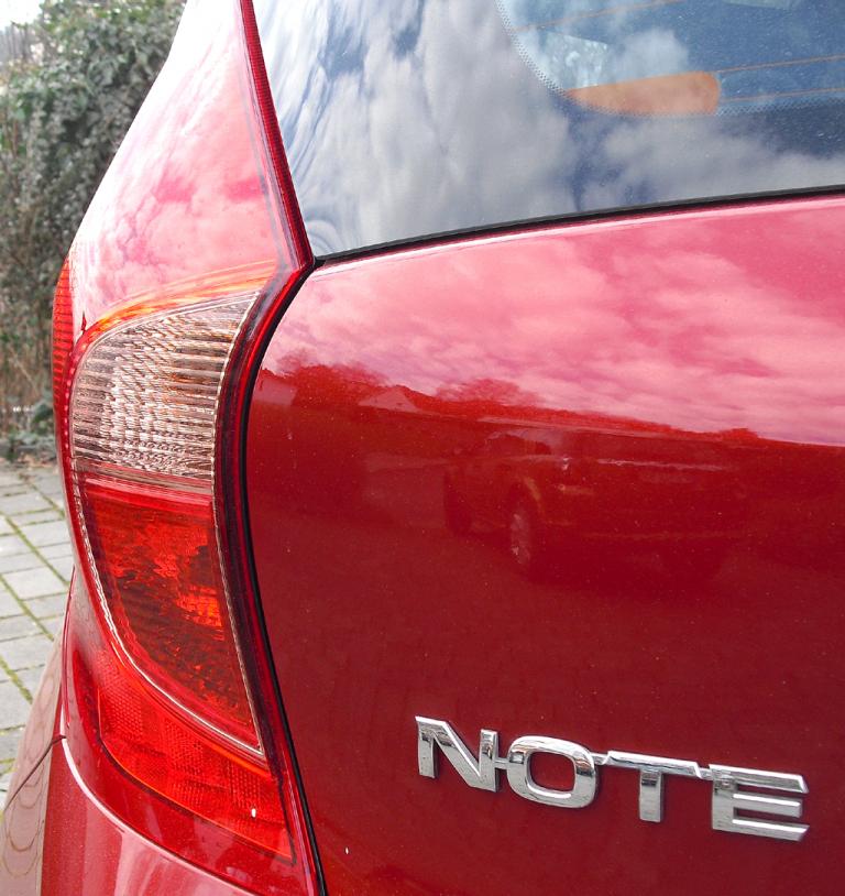 Nissan Note: Vertikal ausgerichtete Leuchteinheit hinten mit Modellschriftzug. 