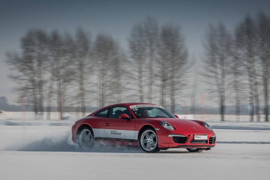 Porsche organisiert derartige Veranstaltungen weltweit und lockt die Kunden auch in die kalten Regionen Kanadas, Finnlands und Italiens. 