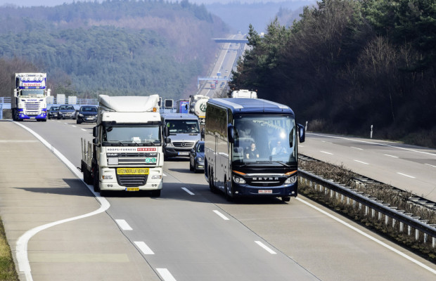 Predictive Powertrain Control senkt Verbrauch im Setra Reisebus