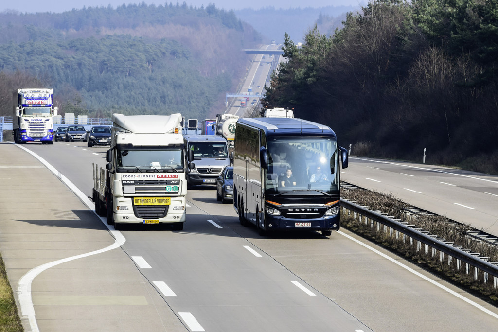 Predictive Powertrain Control senkt Verbrauch im Setra Reisebus