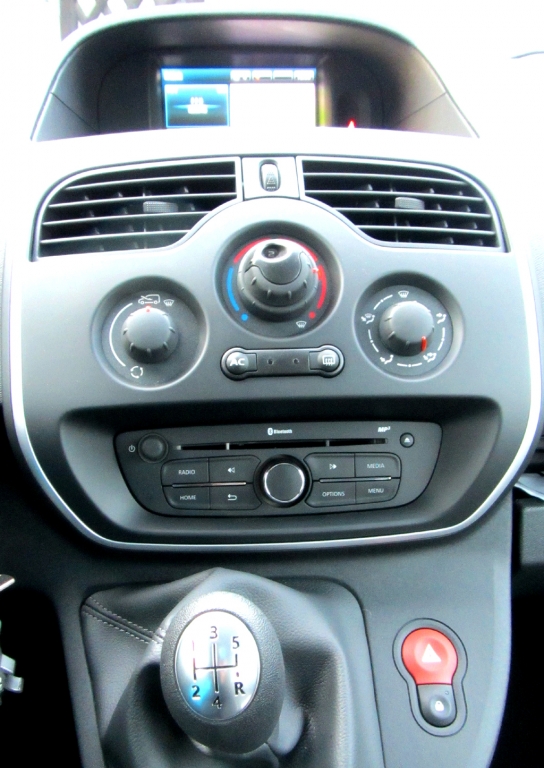 Renault Kangoo: Blick auf den mittleren Armaturenträger.
