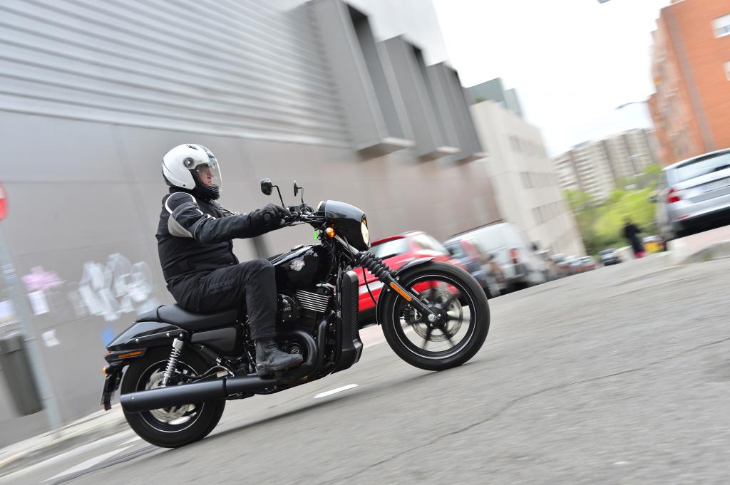 Sie ist ein wendiges, leicht handhabbares Motorrad, das genussvoll zu fahren keine mordsmäßige Motorrad-Erfahrung voraussetzt.