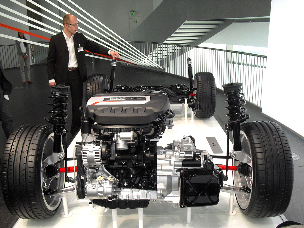 Technikspezialist Dr. Wolf Ahrholdt erläutert das Chassis, hier beim TTS. 