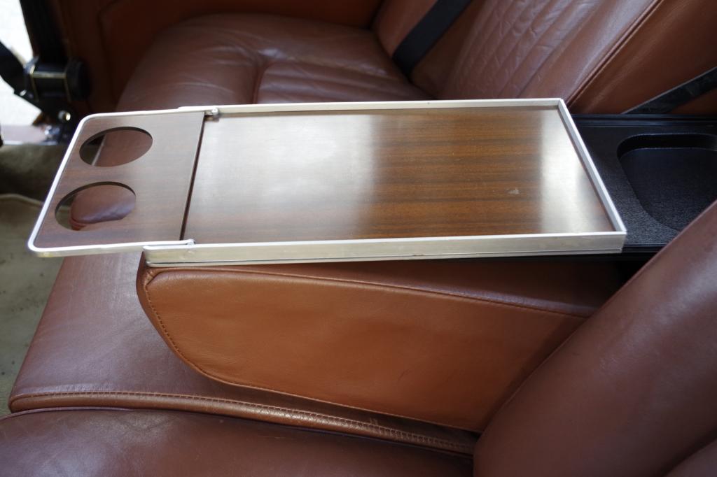 Und dann erst diese verspielten Innenraum-Details: hintere Leseleuchte in der vorderen Kopfstütze, Fond-Heizung oder sogar Cupholder im Bereich der hinteren Armlehne