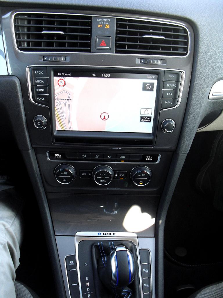 VW E-Golf: Blick auf den mittleren Armaturenträger. 
