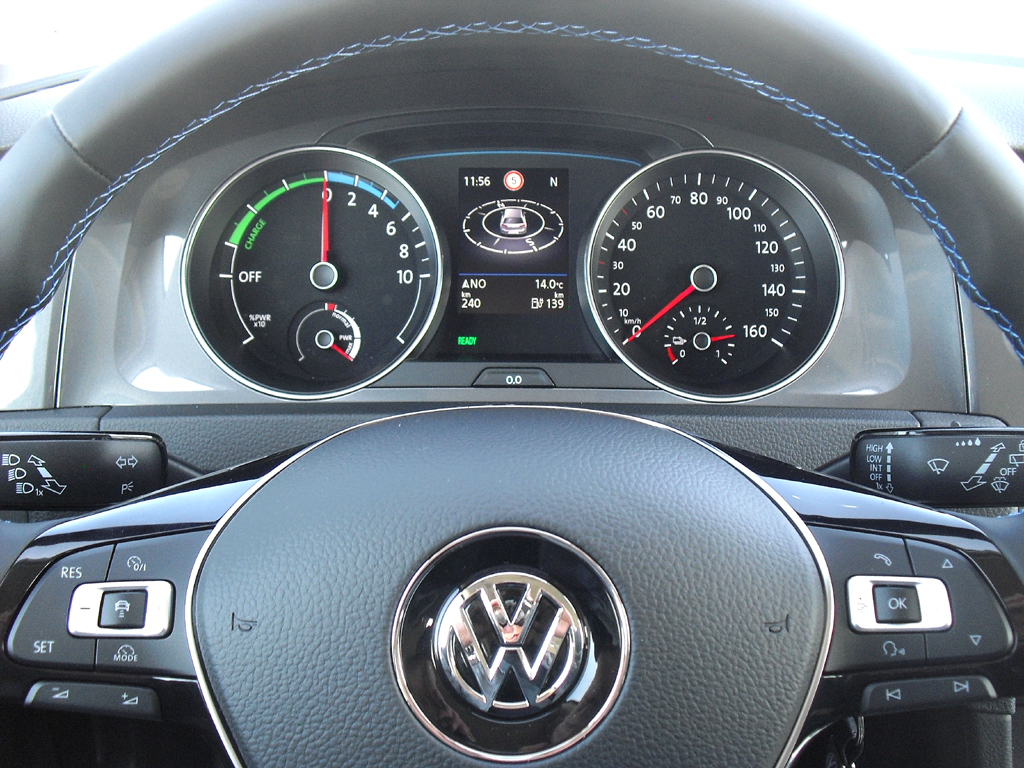 VW E-Golf: Blick durch den Lenkradkranz auf die Rundinstrumentierung. 