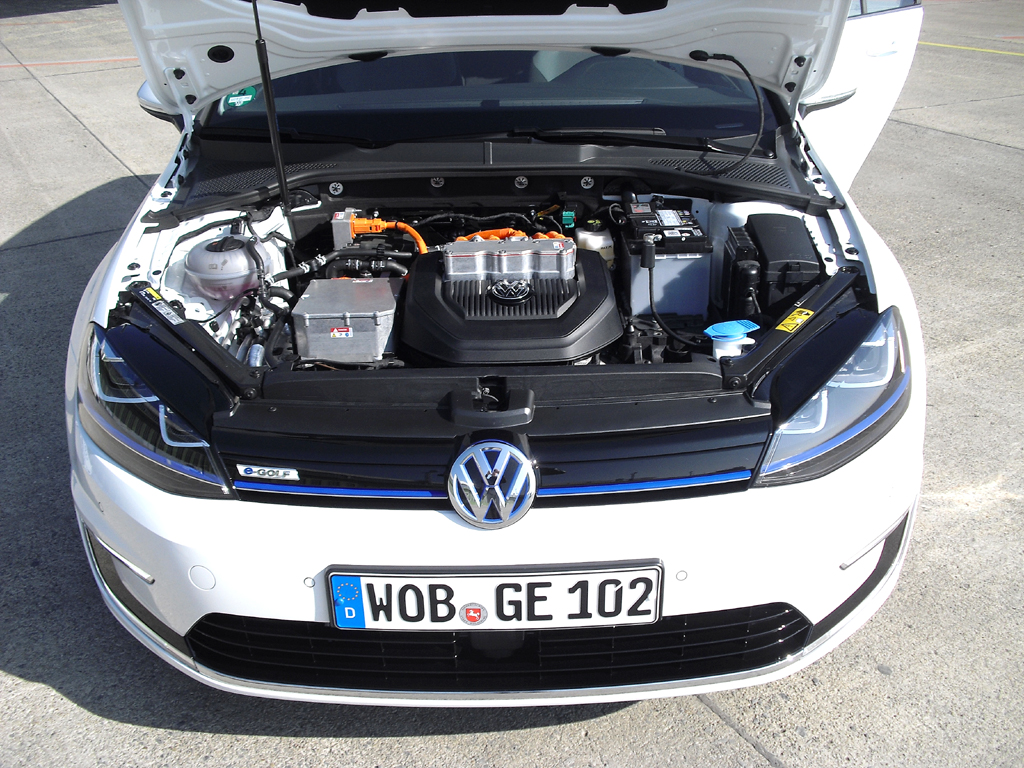 VW E-Golf: Blick unter die Haube auf die Elektromaschine mit 85/115 kW/PS. 