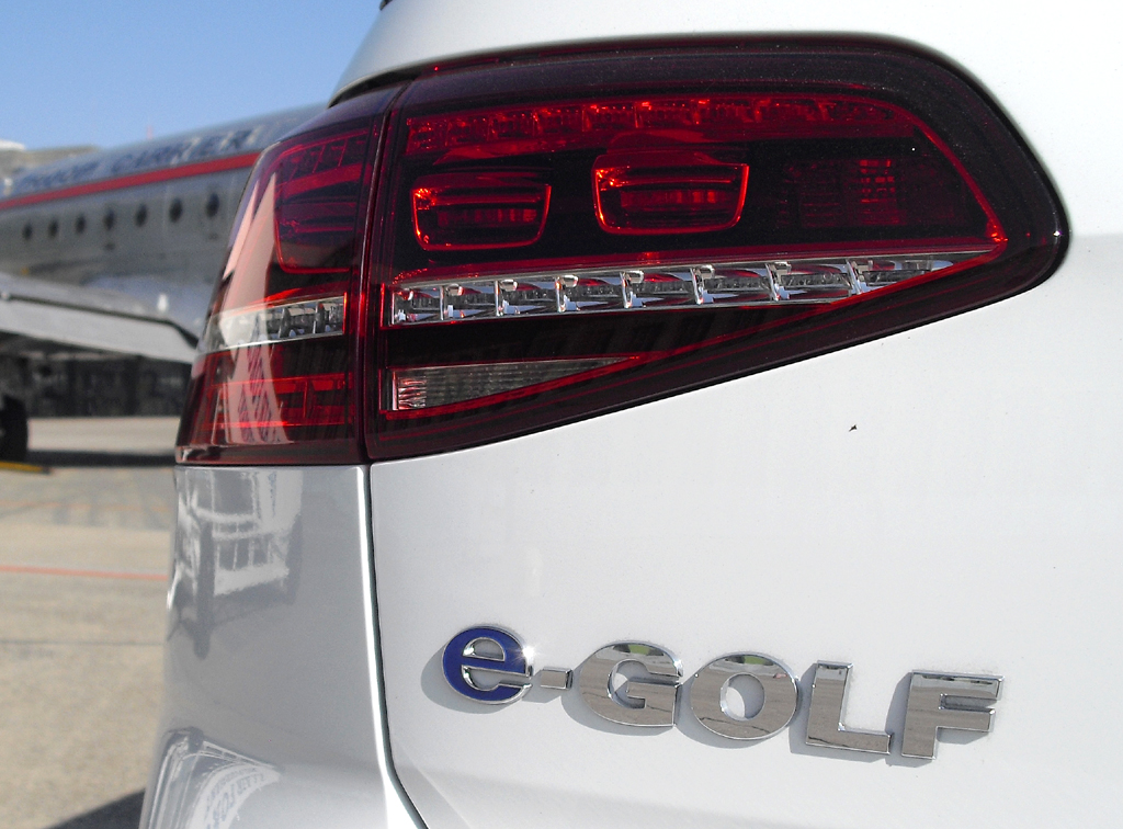 VW E-Golf: Moderne Leuchteinheit hinten mit Modellschriftzug. 