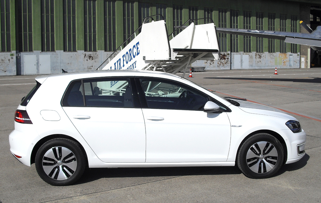 VW E-Golf: So sieht der Kompaktstromer von der Seite aus. 