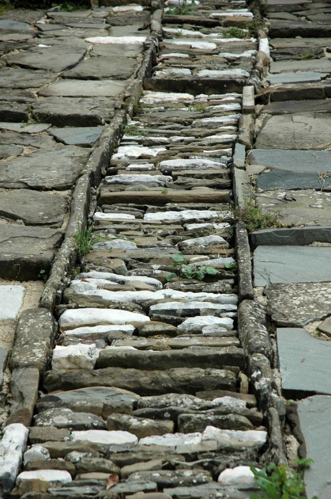 Wege mit groben Steinen gepflastert: In einem Zagoria-Dorf. 
