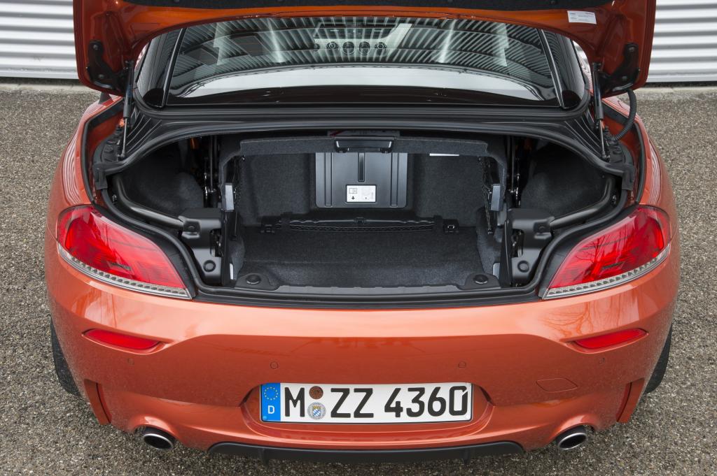 Wer offen fahren will, sollte sich auf kleines Gepäck beschränken: Nur noch 180 Liter fasst der Kofferraum bei geöffnetem Dach, geschlossen sind es 310