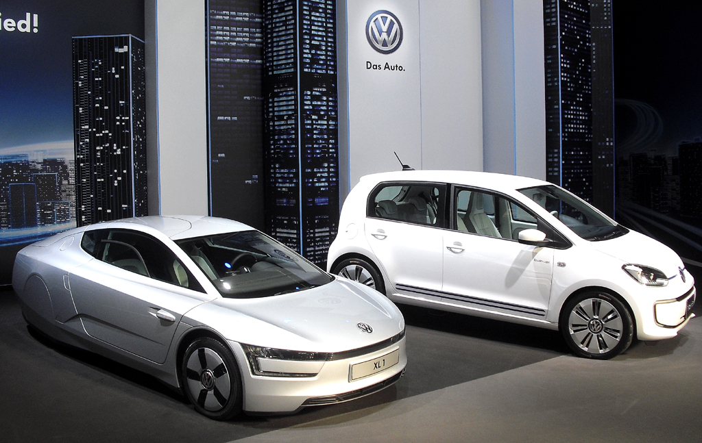 Zukunft wird Gegenwart: Links VW-Ein-Liter-Auto XL1, rechts E-Up.