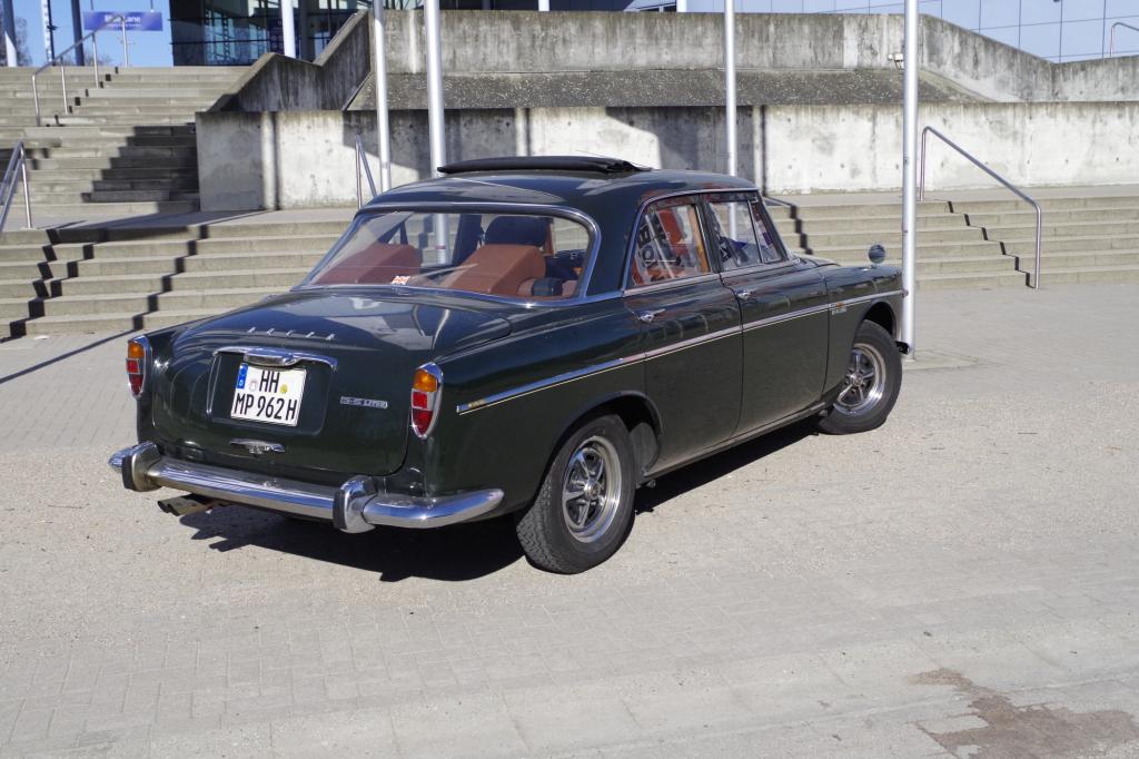 viel Chrom, ein ausladendes Hinterteil sowie breite Türrahmen verleihen der heckangetriebenen Limousine mit dem markanten Kühlergrill etwas Charmantes
