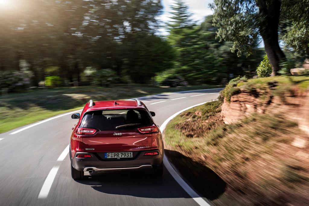  Inzwischen haben bei Chrysler-Jeep die Italiener das Sagen und deshalb steht der 4,63 Meter lange Cherokee auf einer vollkommen neuen C-Plattform.