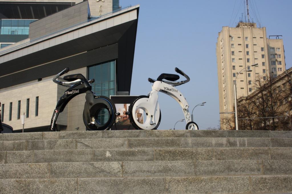 Vom Prinzip sieht es wie ein altes Hochrad aus, allerdings muss der Fahrer nicht wie beim antiquierten Vorgänger treten und auch die Materialien sind hochwertiger. Foto: © Yike Bike 