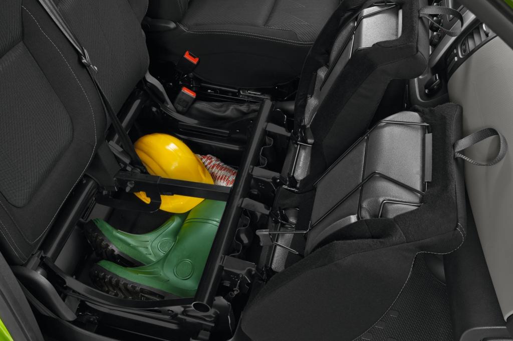 14 Staufächer, unter anderem unter den Beifahrersitzkissen, helfen Ordnung zu halten Platz für einen Laptop - Foto: Renault