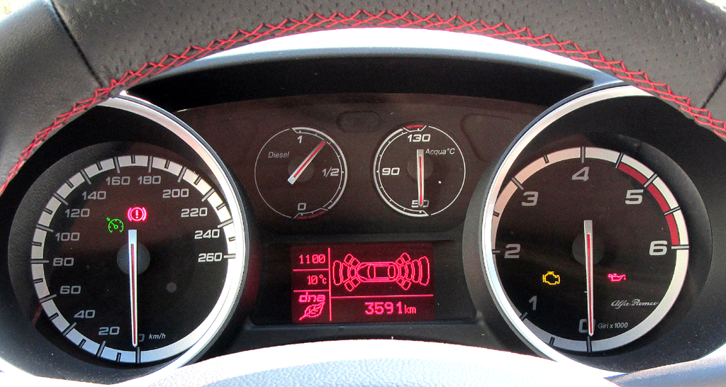 Alfa Romeo Giulietta: Blick durch den Lenkradkranz auf die Rundinstrumentierung. 