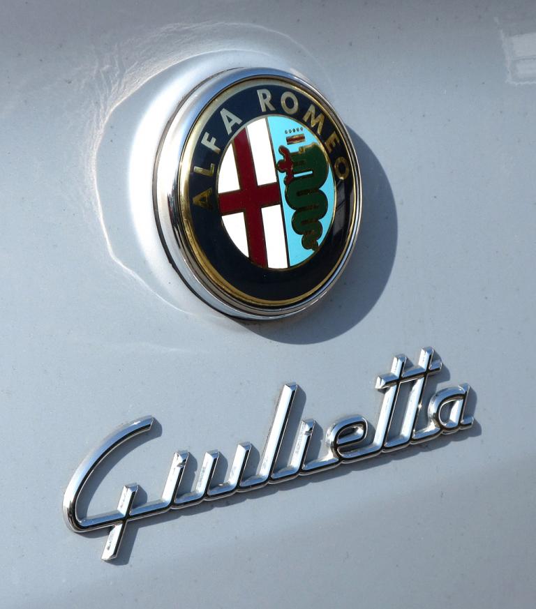 Alfa Romeo Giulietta: Markenlogo und Modellschriftzug auf der Heckklappe. 