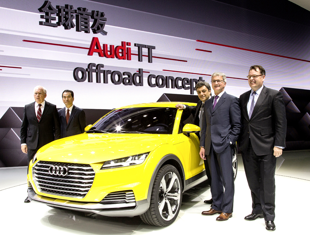 Am Audi TT Offroad Concept: (von links) Entwicklungschef Ulrich Hackenberg, China-Vertriebsleiter Pan Qing, Marketing- und Vertriebsvorstand Luca de Meo, Audi-Chef Rupert Stadler, Audi-China Geschäftsführer Dietmar Voggenreiter. 