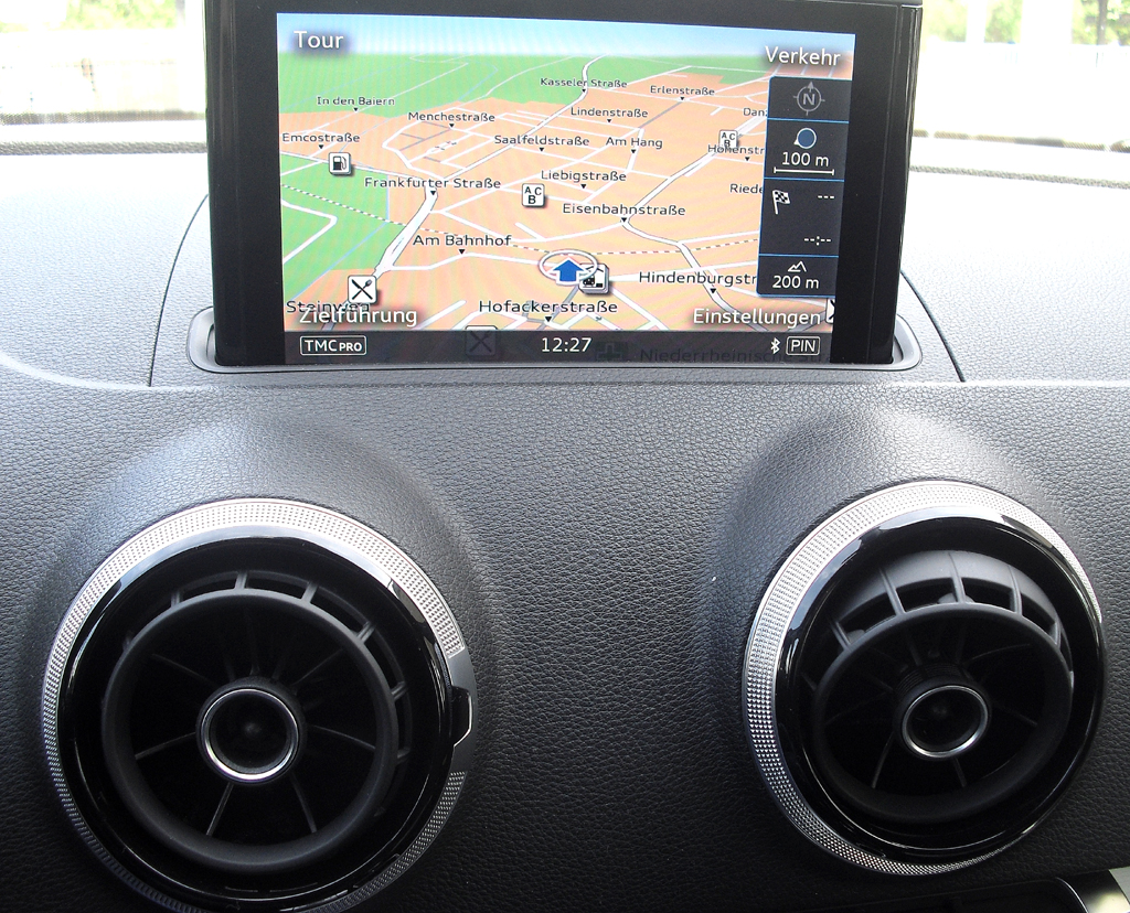 Audi A3: Blick auf den mittleren Armaturenträger mit dem Farbdisplay oben. 