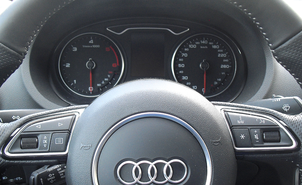 Audi A3: Blick durch den Lenkradkranz auf die Rundinstrumentierung. 