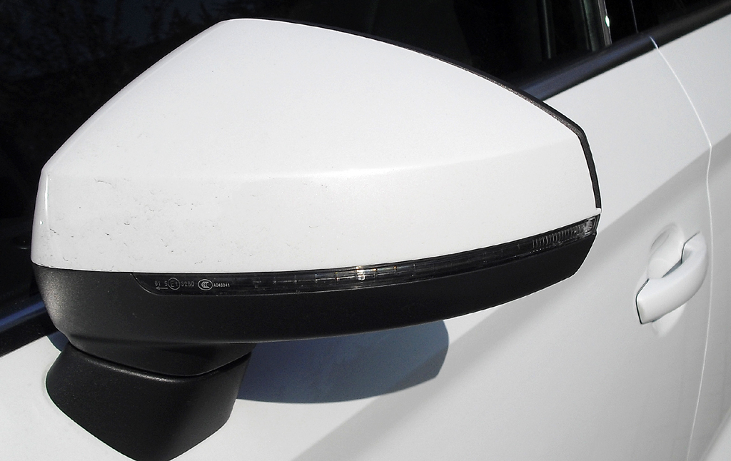 Audi A3: In die Außenspiegel sind schmale Blinkstreifen integriert. 