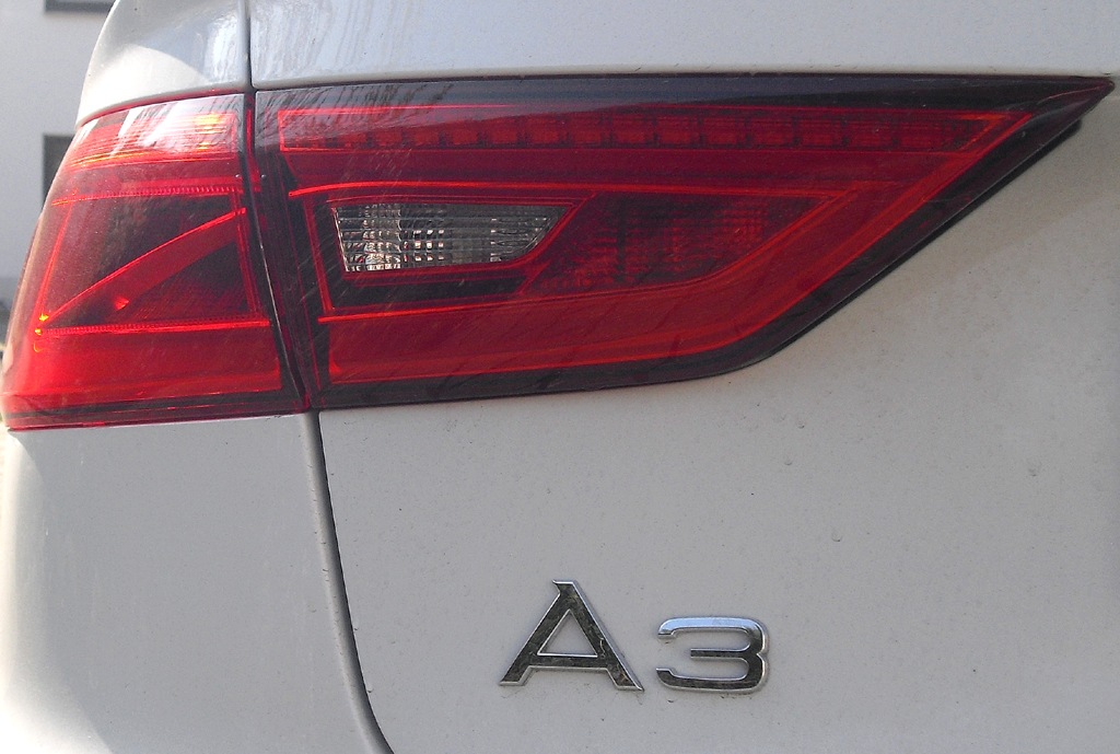 Audi A3: Moderne Leuchteinheit hinten mit Modellschriftzug. 