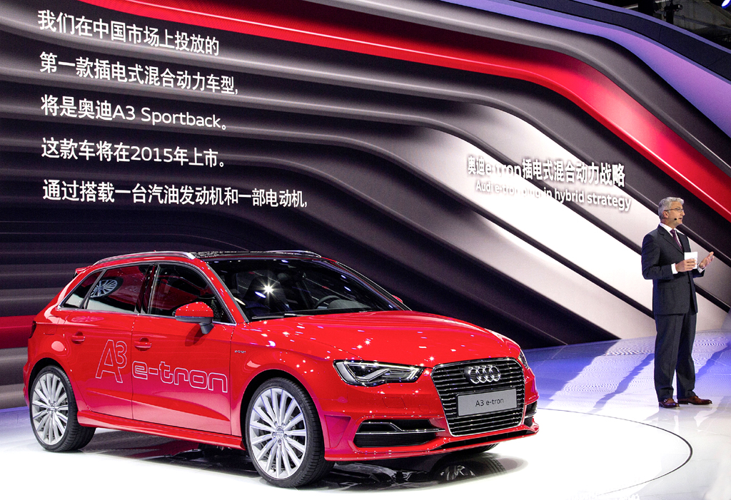 Audi-Chef Stadler präsentiert bei der Auto China den A3 e-tron. 