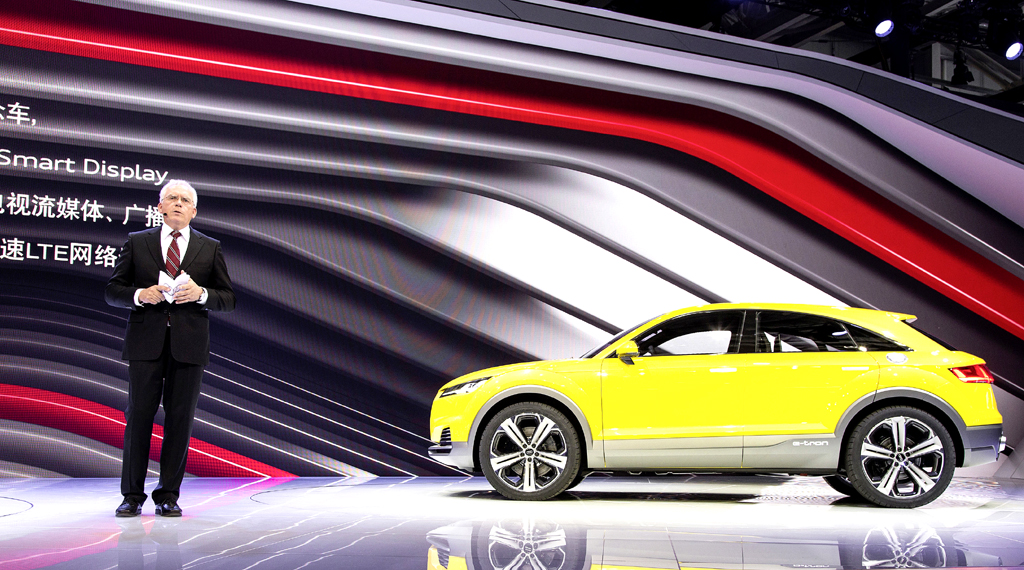 Audi-Entwicklungschef Hackenberg stellt die Coupé-SUV-Studie TT Offroad Concept vor. 