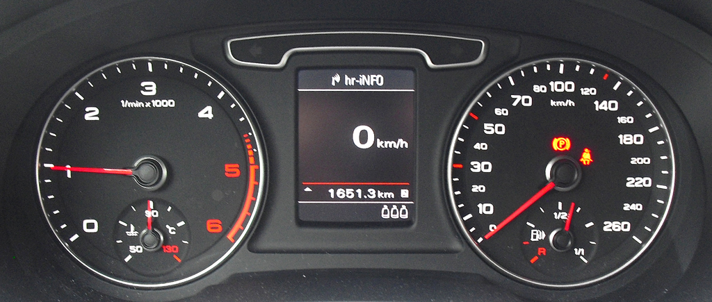 Audi Q3: Blick durch den Lenkradkranz auf die Rundinstrumentierung. 