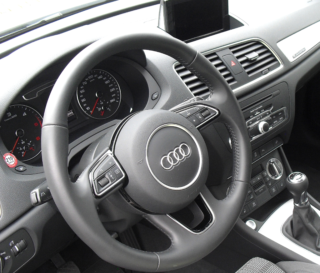 Audi Q3: Blick ins sportlich-funktionelle Cockpit. 