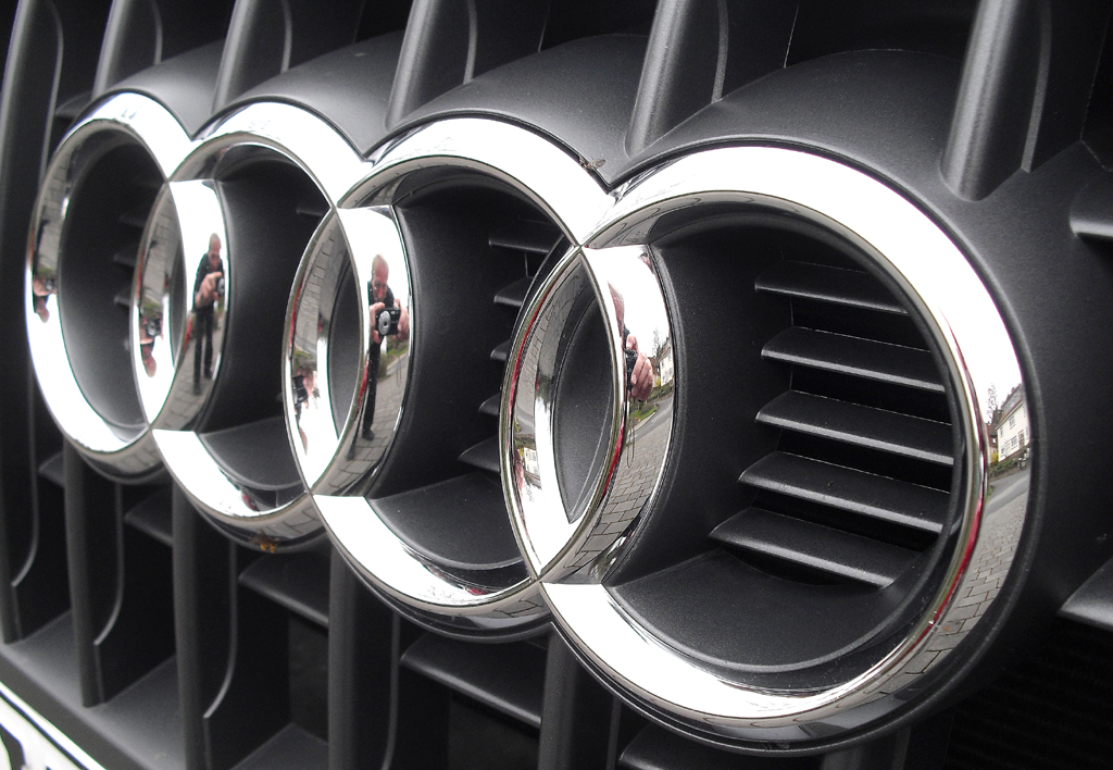 Audi Q3: Die vier Markenringe sitzen vorn mittig im Kühlergrill. 