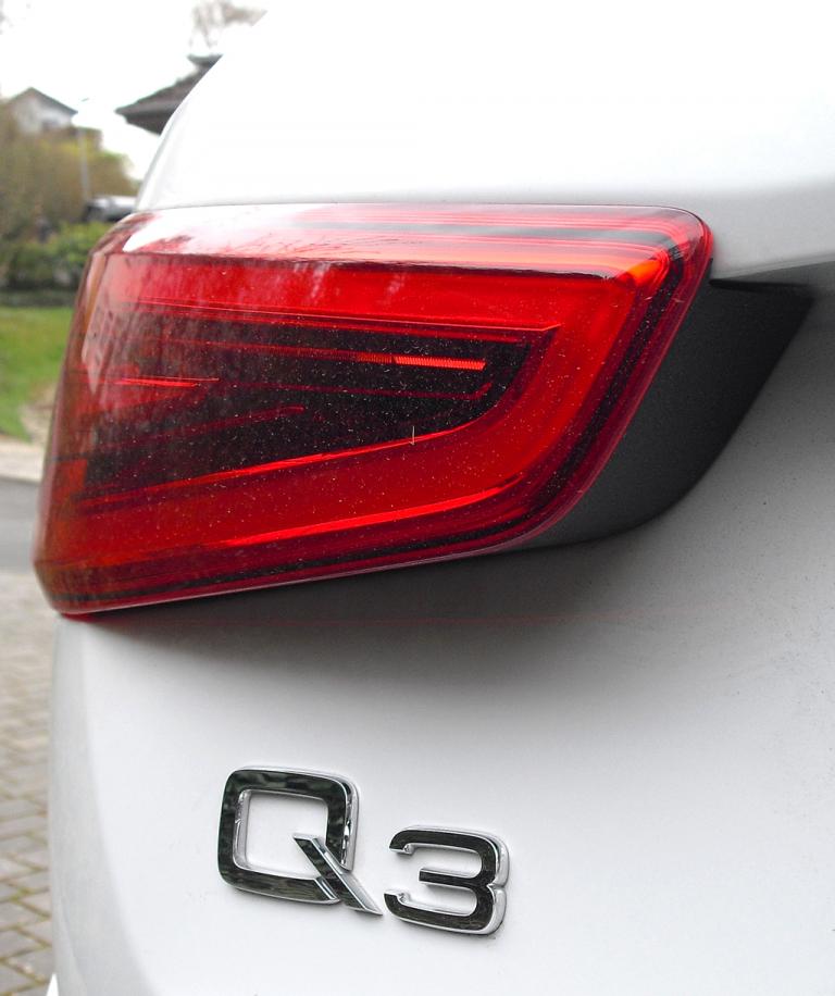 Audi Q3: Horizontal ausgerichtete Leuchteinheit am Heck mit Modellschriftzug. 