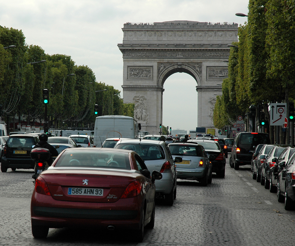 Auf der Prachtstraße Champs Elysées mit Triumphbogen im Hintergrund. 