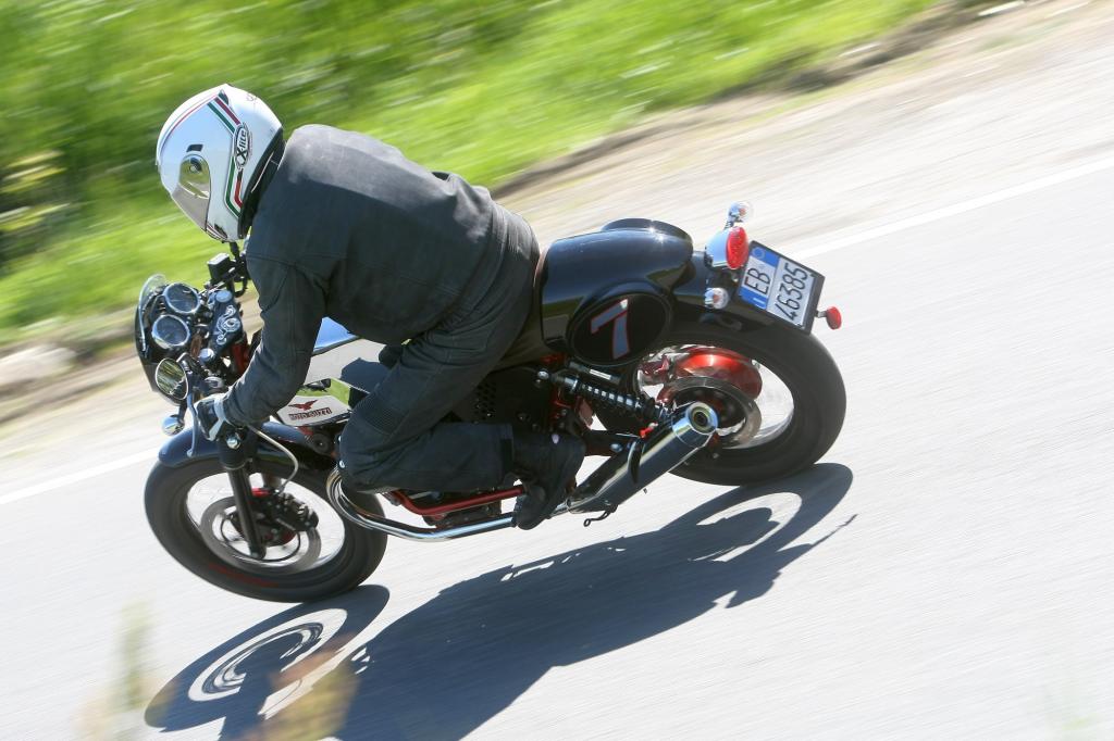Auf der V7 peilt der Fahrer die Kurve nur an, und schon macht das nur 198 Kilogramm wiegende Motorrad exakt das, was sein Pilot will.