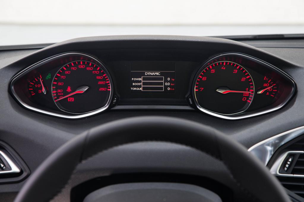 Aufgeräumt muten auch die Instrumentenoberflächen an, was dem Peugeot die Gunst der Designaffinen garantiert