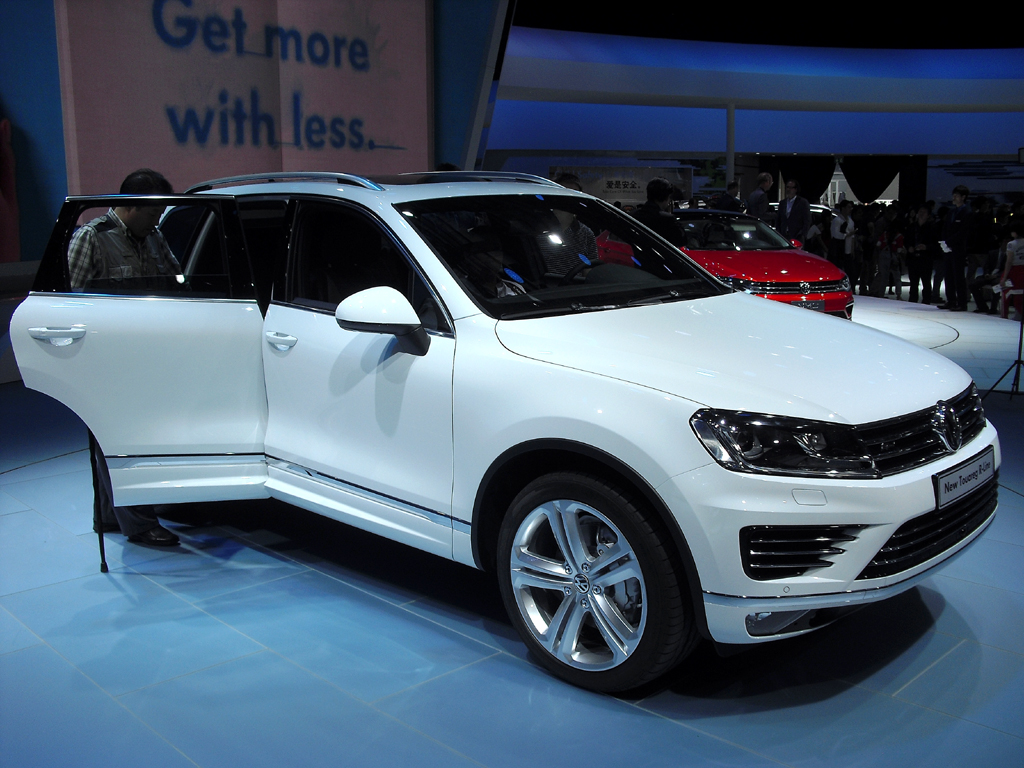 Auto China 2014: VW-Neuauflage Touareg, hinten angedeutet die neue Mittelklasse-Coupé-Studie.