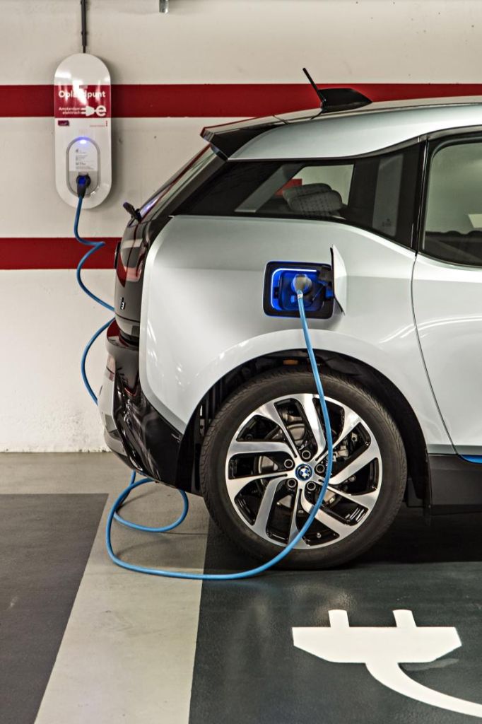 BMW gibt eine Batteriekapazität von 18,8 Kilowattstunden (kWh) an und errechnet aus dem Normverbrauch von 12,9 kWh nebst Rekuperation eine theoretische Reichweite von 190 Kilometern.