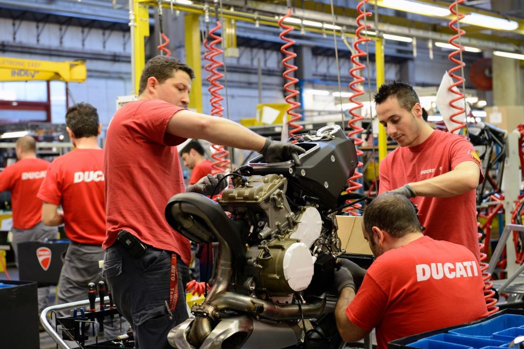 Bei der rund einstündigen Werksführung erfährt man wie lang der Bau eines Motors dauert.
