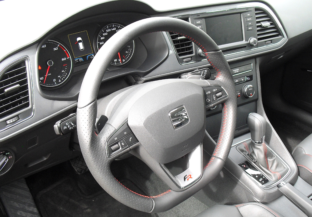 Blick ins übersichtlich gestaltete ST-Cockpit. 
