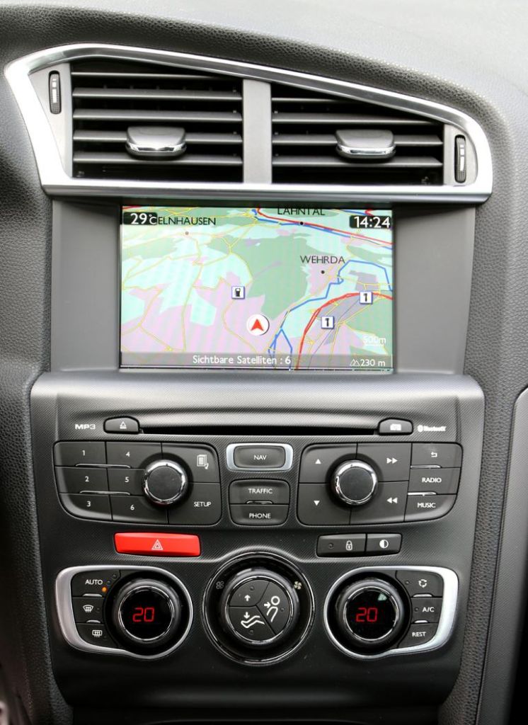 Citroën DS4: Blick auf den mittleren Armaturenträger mit farbigem Multifunktionsdisplay. 
